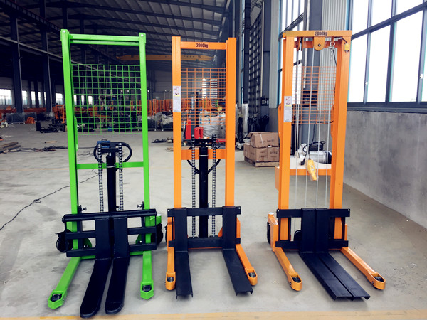 三款不同類型手動液壓搬運(yùn)堆高叉車