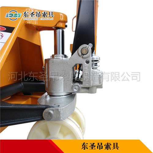 防爆手動叉車產品核心部件液壓缸作業整機細節展示圖--河北東圣吊索具制造有限公司--小型攪拌機|石材夾具|液壓堆高車|手動叉車
