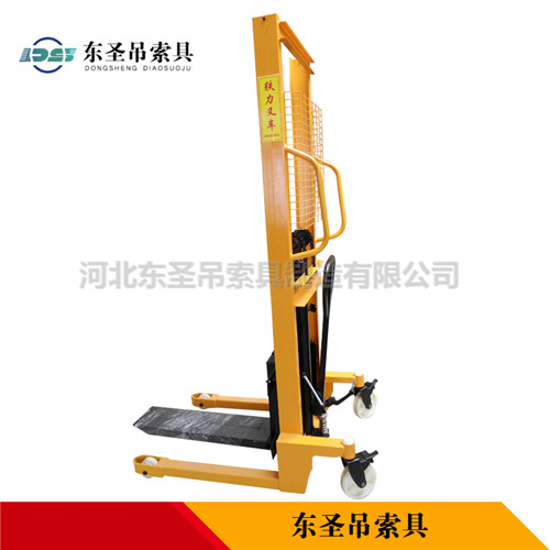 重型手動液壓堆高車產(chǎn)品側(cè)面展示--河北東圣吊索具制造有限公司--小型攪拌機(jī)|石材夾具|液壓堆高車|手動叉車