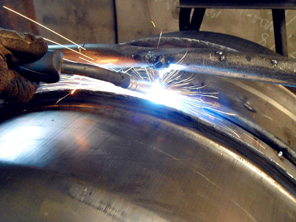 小型食品攪拌機焊接作業現場--河北東圣吊索具制造有限公司 小型食品攪拌機焊接作業現場--河北東圣吊索具制造有限公司