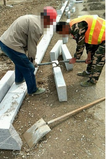 雙人抬石材夾具使用現場--河北東圣吊索具制造有限公司--石材夾具|小型攪拌機|液壓堆高車|手動叉車 雙人抬石材夾具使用現場--河北東圣吊索具制造有限公司--石材夾具|小型攪拌機|液壓堆高車|手動叉車