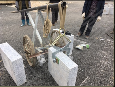 吊裝帶輔助石材吊夾搬運路沿石作業現場--河北東圣吊索具制造有限公司--石材夾具|小型攪拌機|液壓堆高車|手動叉車
