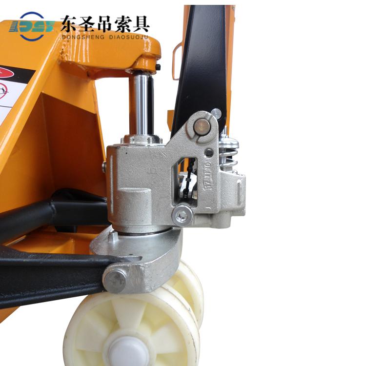 液壓叉車作業區域要保持整潔